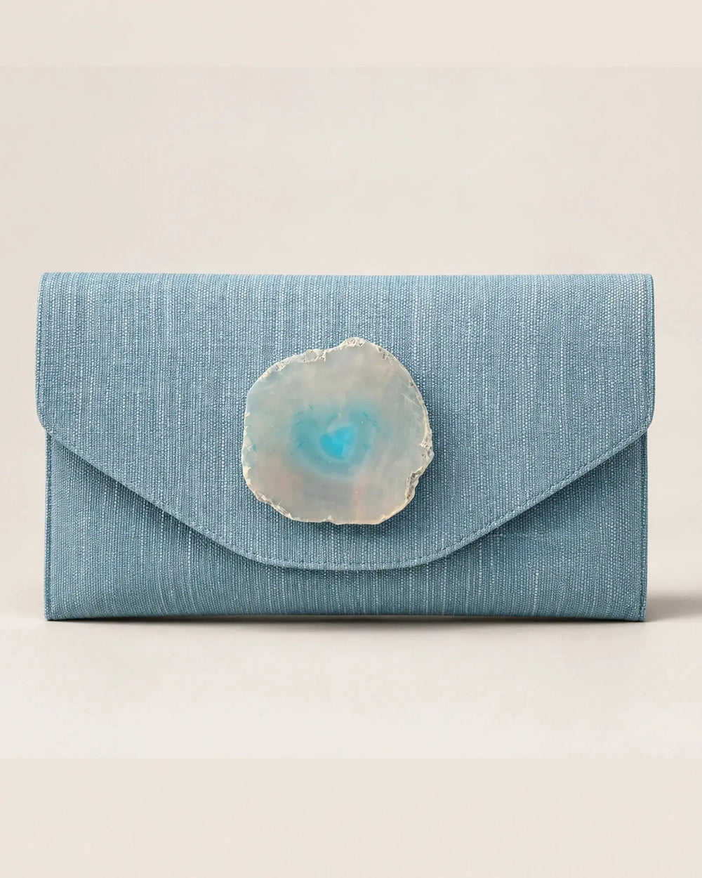 Bolso de mano Gema en rafia azul con broche de piedra ágata natural engarzada en dorado, complemento de invitada