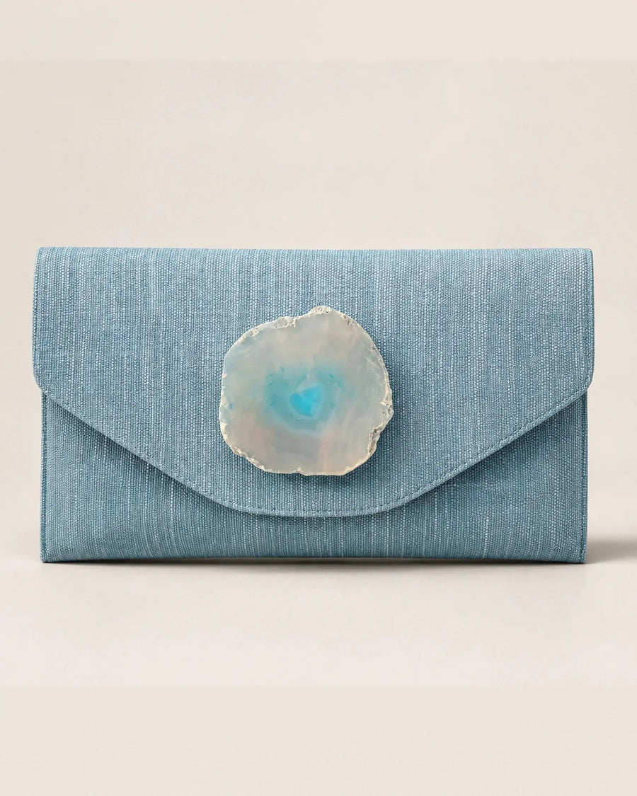 Bolso de mano Gema en rafia azul con broche de piedra ágata natural engarzada en dorado, complemento de invitada