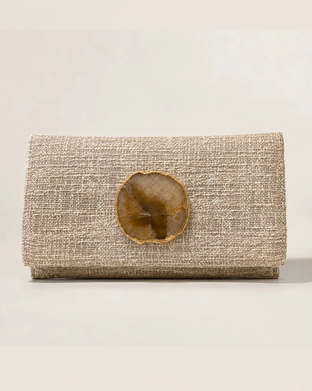 Bolso de mano Gema en rafia color natural con broche de ágata ámbar engarzada en dorado, complemento de invitada