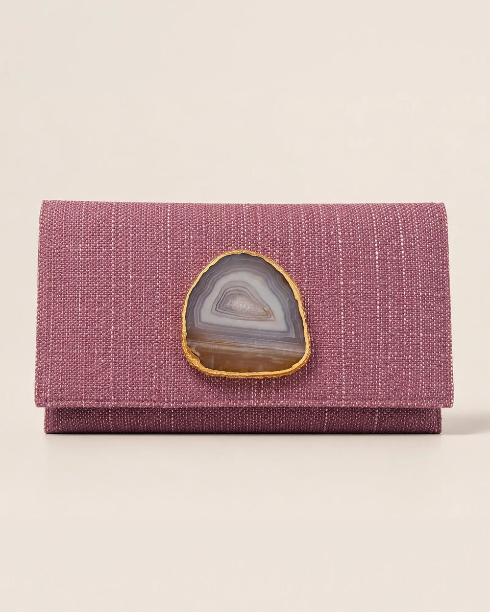 Bolso de mano Gema en rafia rosa empolvado con broche de ágata natural engarzada en dorado, complemento de invitada