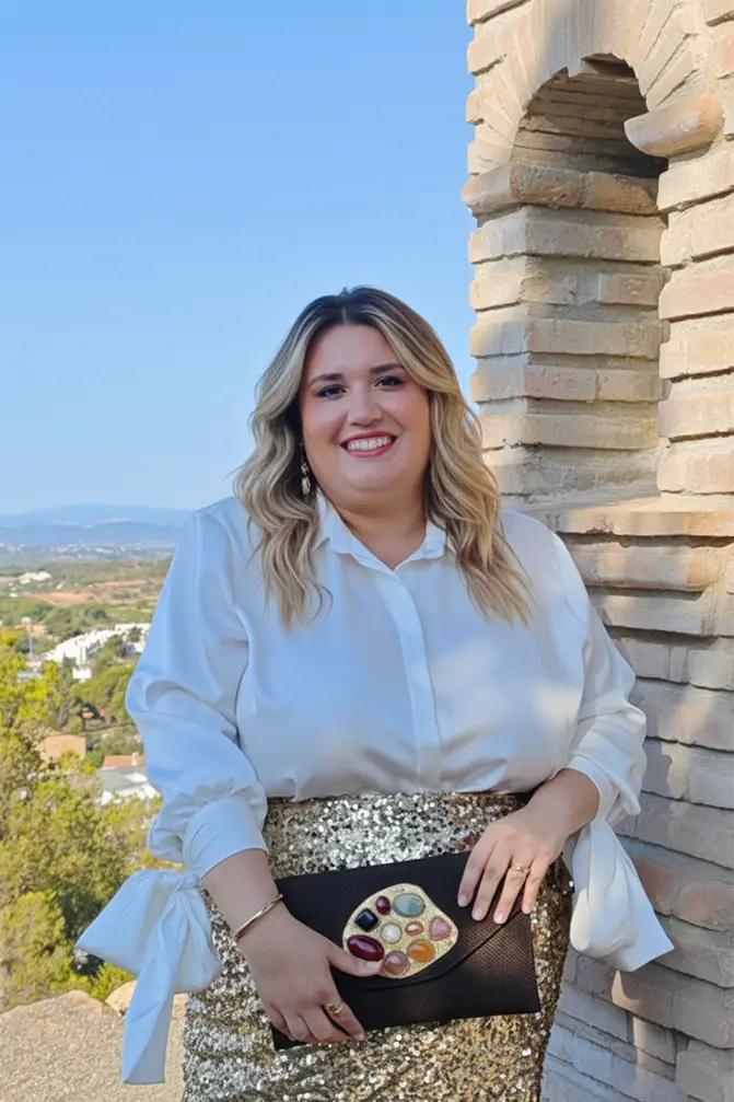 Detalle de la camisa de talla grande con lazos.