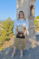 Modelo con la camisa de talla grande blanca con detalle de lazos en los puños