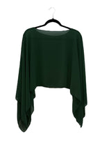 Capa de gasa en color verde botella que combina a la perfección con nuestro vestido de fiesta de talla grande Adela estampado.