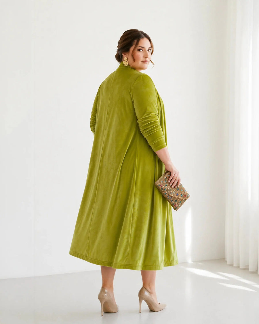 Chaqueta larga Candela de terciopelo verde lima, vista de espalda mostrando la caída maxi, talla grande