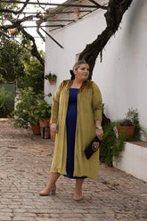 abrigo de terciopelo en tono aceite, de largo midi y mangas largas. Ideal para eventos especiales, fusionando elegancia y estilo únicos.