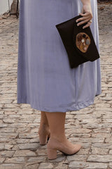 elegante abrigo de terciopelo plateado, de largo midi y con mangas largas. Perfecto para eventos especiales, combinando sofisticación y estilo.