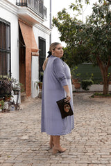 Abrigo de terciopelo plateado, largo midi y mangas largas. Una prenda elegante y sofisticada, perfecta para eventos especiales donde el estilo y la distinción son imprescindibles.