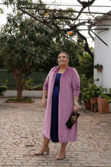 sofisticado abrigo de terciopelo rosa, de longitud midi y mangas largas. Ideal para ocasiones especiales, combina estilo y elegancia impecablemente.