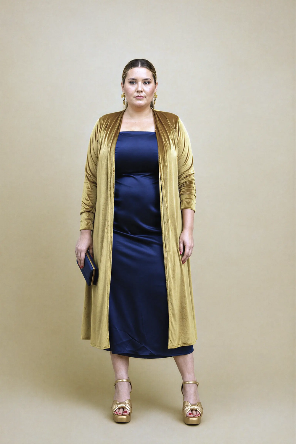 Chaqueta de terciopelo aceite para invitada talla grande, look completo