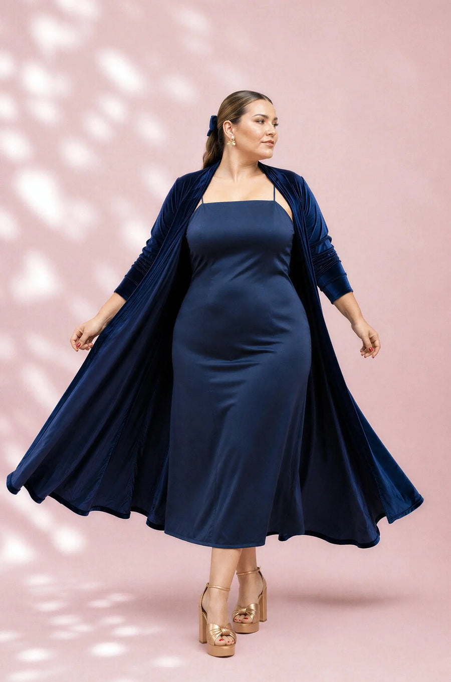 Chaqueta de terciopelo color aceite talla grande sobre vestido azul marino