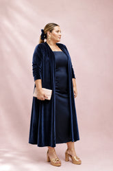 Chaqueta terciopelo aceite talla grande abierta sobre vestido satinado