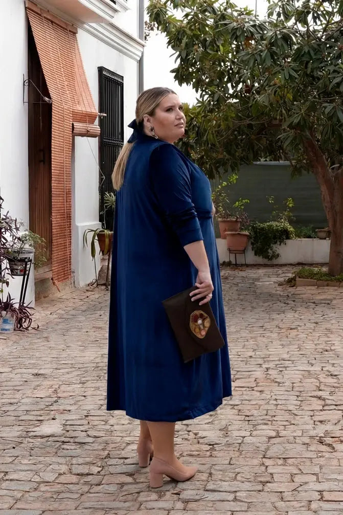 MUJER CON ABRIGO DE TERCIOPELO DE TALLA GRANDE EN COLOR AZUL MARINO