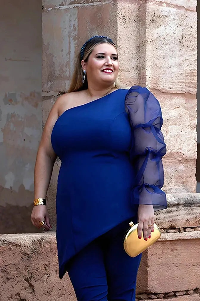 Primer plano del top azul marino de crep y manga abullonada de Corintia marca de tallas grandes de Valencia Primer plano del top azul marino de crep y manga abullonada de Corintia marca de tallas grandes de Valencia