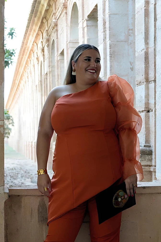 Conjunto de Corintia, marca de tallas grandes de Valencia que consiste en un top color teja asimétrico con manga abullonada. de organza