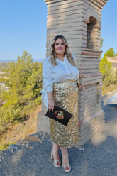 Modelo de talla grande con falda de lentejuelas dorada de talla grande de Corintia. Look muy elegante para talla grande