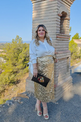 Modelo de talla grande con falda de lentejuelas dorada de talla grande de Corintia. Look muy elegante para talla grande