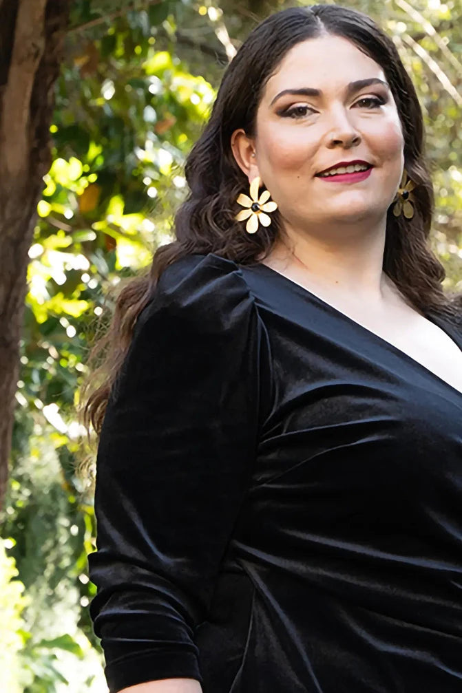 Detalles del vestido de terciopelo negro Irene con mangas abullonadas y escote en V