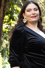 Detalles del vestido de terciopelo negro Irene con mangas abullonadas y escote en V