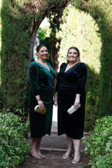 Dos chicas con el modelo Irene en terciopelo negro y verde