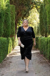 Vestido Irene de terciopelo elástico negro, llevado por Elia Cánoves ceo de Corintia