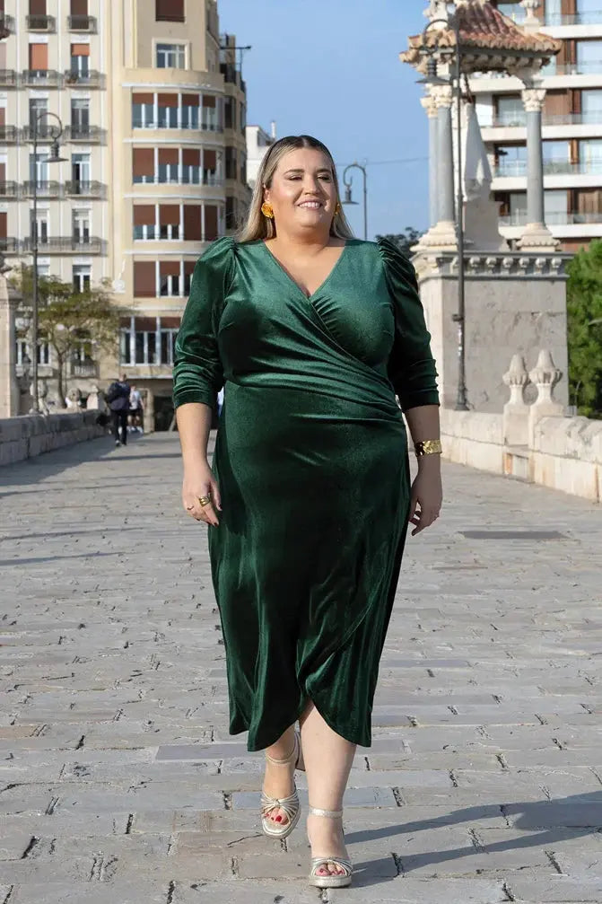 ELIA CANOVES CON VESTIDO DE INVIERNO DE TERCIOPELO VERDE DE CORTE MIDI