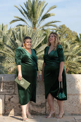 ELIA CANOVES Y CHICA RUBIA CON VESTIDO DE BODA DE INVIERNO EN TERCIOPELO VERDE CON FRUNCIDO EN EL COSTADO