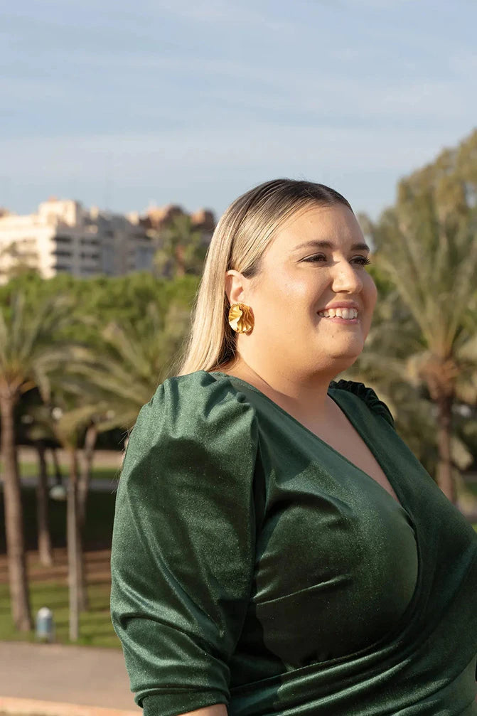 ELIA CANOVES CON VESTIDO DE TERCIOPELO CON ESCOTE PICO