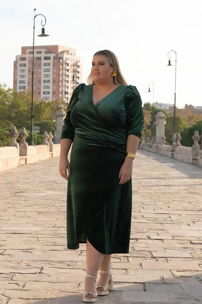 ELIA CANOVES CON VESTIDO ELASTICO DE TERCIOPELO VERDE CON MANGA ABULLONADA