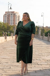 ELIA CANOVES CON VESTIDO ELASTICO DE TERCIOPELO VERDE CON MANGA ABULLONADA