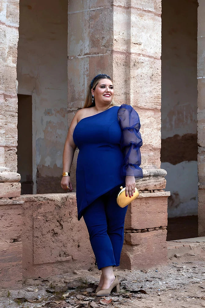 Elia Cánoves llevando uno de sus vestidos de talla grande compuesto con dos piezas. Un top asimétrico con mangas abullonadas de organza y un pantalón de talla grande midi de crepe con goma en la cintura.