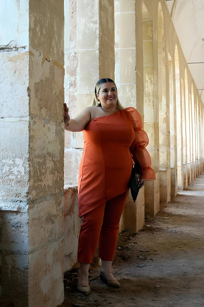 look de pantalón de invitada de talla grande de corte recto