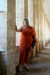 look de pantalón de invitada de talla grande de corte recto