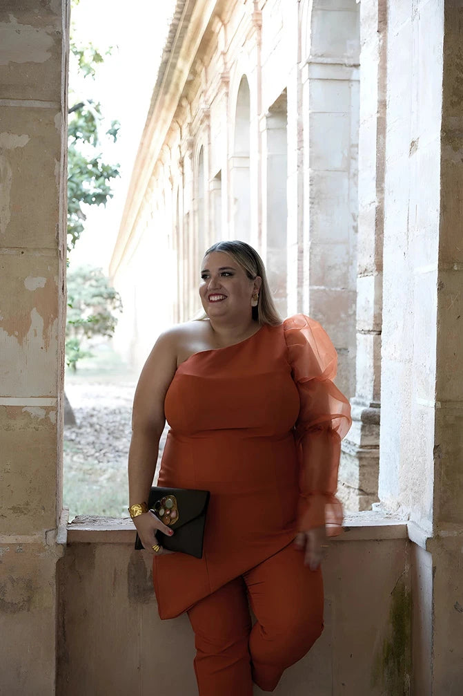 look invitada talla grande con pantalón de mujer en color teja elástico con goma en la cintura