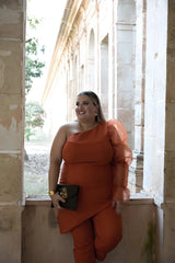 look invitada talla grande con pantalón de mujer en color teja elástico con goma en la cintura