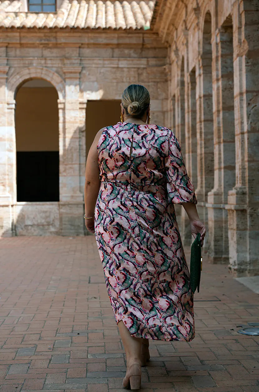 parte trasera de vestido de invitada de talla grande en corte A con tejido de satén estampado