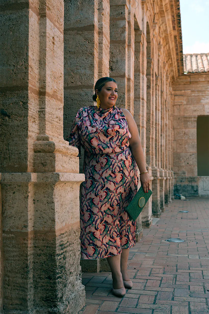 vestido talla grande color rosa, con escote drapeado y mangas asimétricas