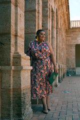 vestido talla grande color rosa, con escote drapeado y mangas asimétricas