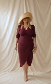 Vestido fiesta cereza talla grande, escote cruzado en V y pendientes rojos