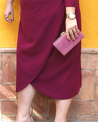 Detalle del vestido elegante y juvenil FATIMA de CORINTIA en color cereza para mujeres de tallas grandes.