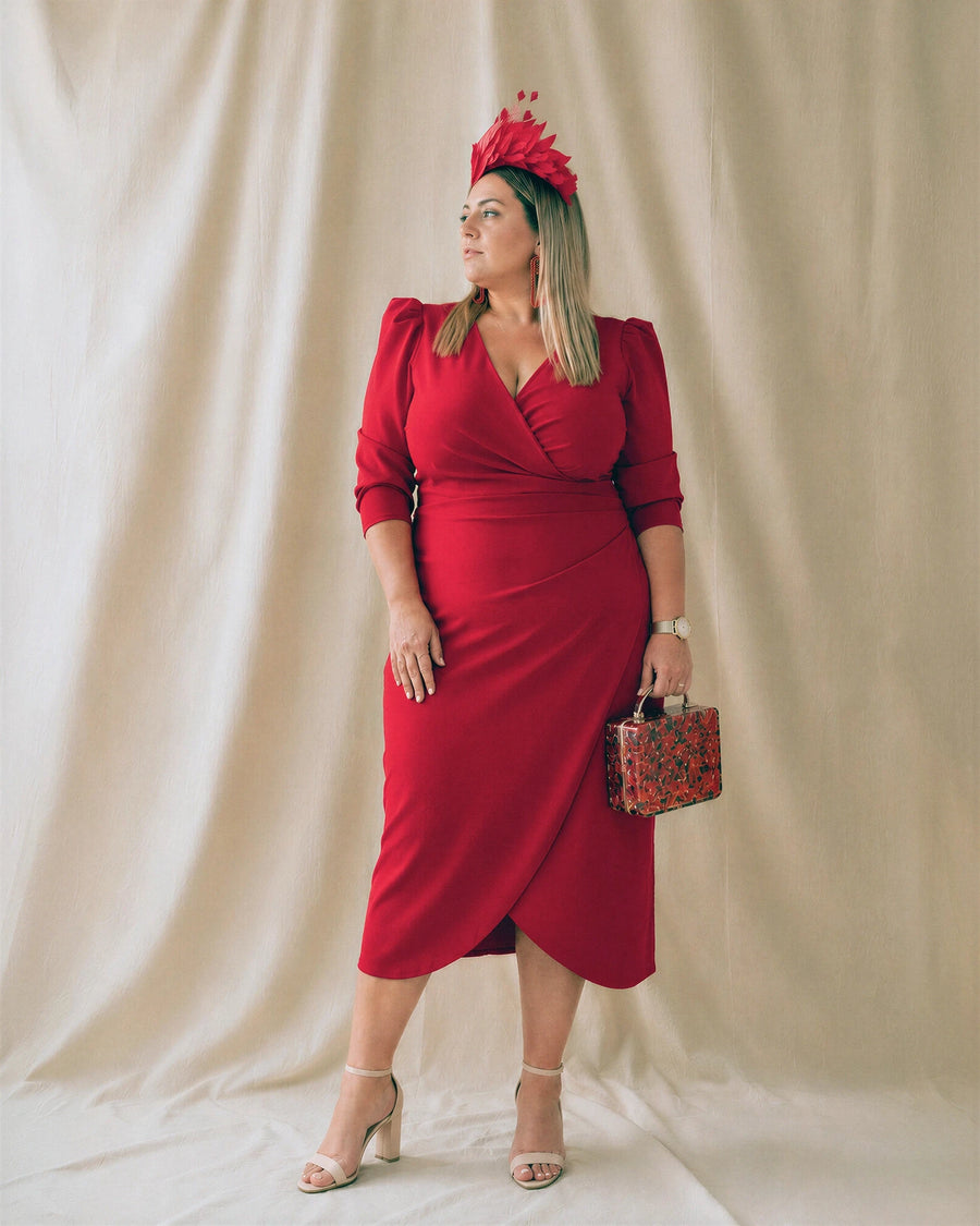 Vestido invitada rojo talla grande con tocado floral y bolso estampado
