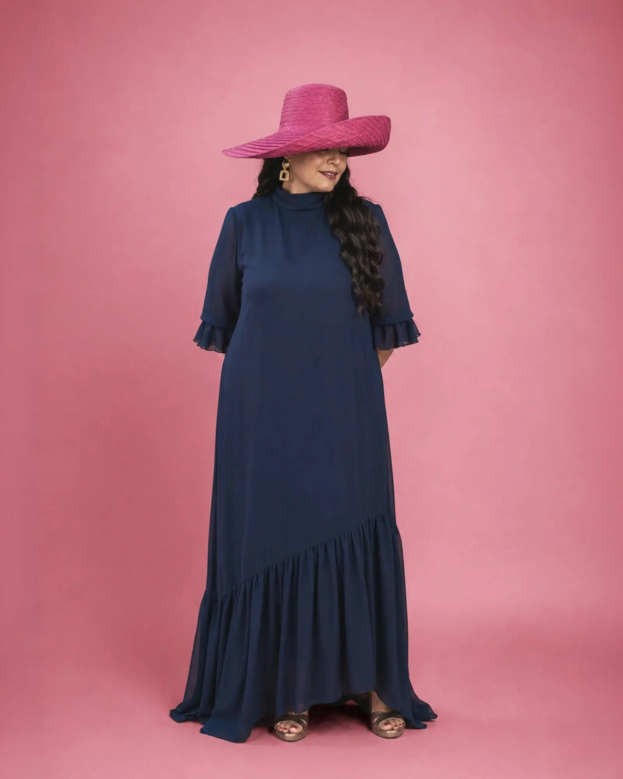 Vestido Marina de gasa azul marino con pamela fucsia de ala ancha, detalle frontal de mangas de volante y escote, talla grande