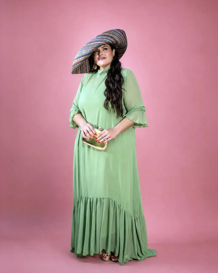 Vestido Marina de gasa verde salvia con cuello alto y mangas de volante doble, look completo con pamela multicolor de ala ancha, talla grande