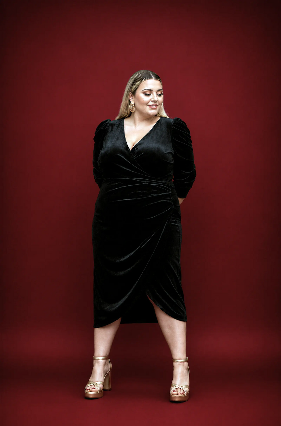 Vestido Irene de terciopelo negro talla grande con escote cruzado