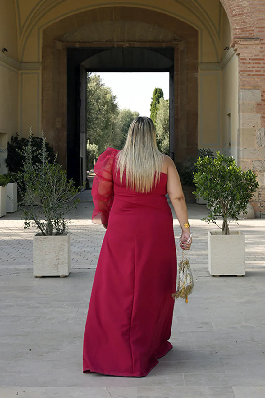Vestido largo invitada rojo talla grande por detrás. Modelo tallas grandes.