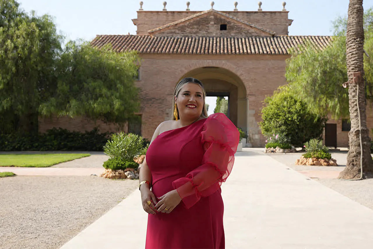 Vestido.invitada rojo con manga abulonada. Modelo de tallas grandes vestido con una manga rojo.
