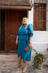 Vestido de fiesta de talla grande color crepe azul petróleo con escote caja. Elegante y juvenil