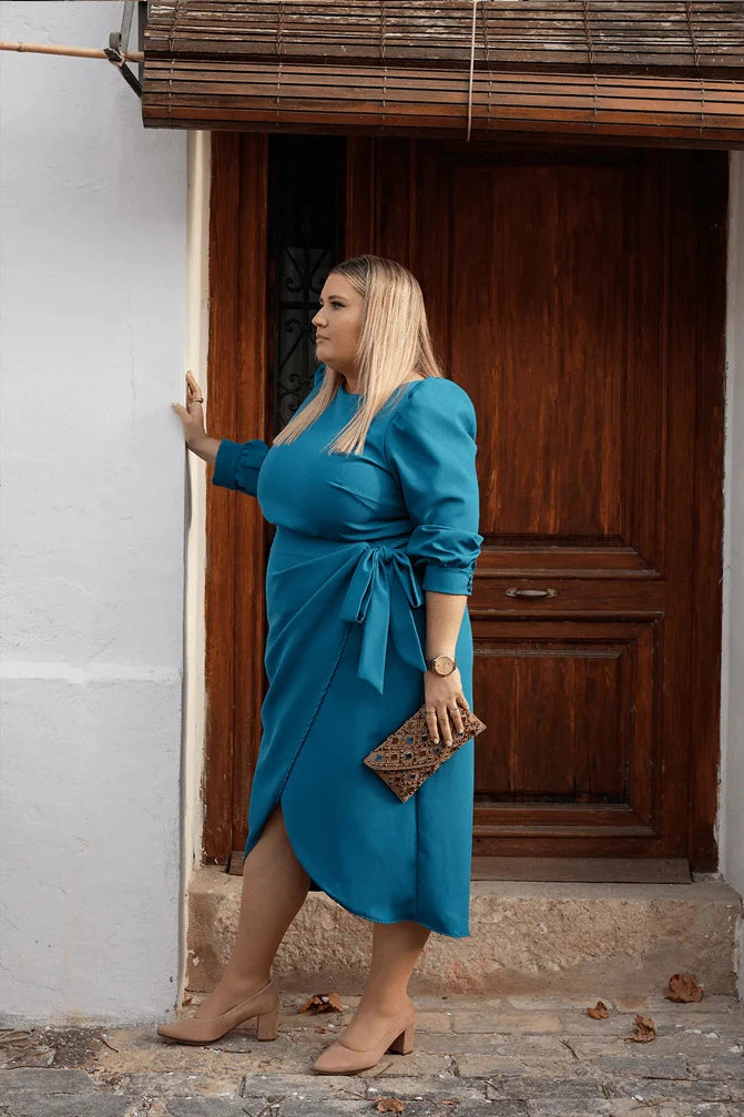 Vestido de invitada de talla grande color crepe azul petróleo con manga abullonada. Elegante y juvenil