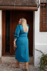 Uno de nuestros vestidos de invitada boda tallas grandes color crepe elástico azul petróleo con manga larga y terminación en puño ancho. Elegante y juvenil