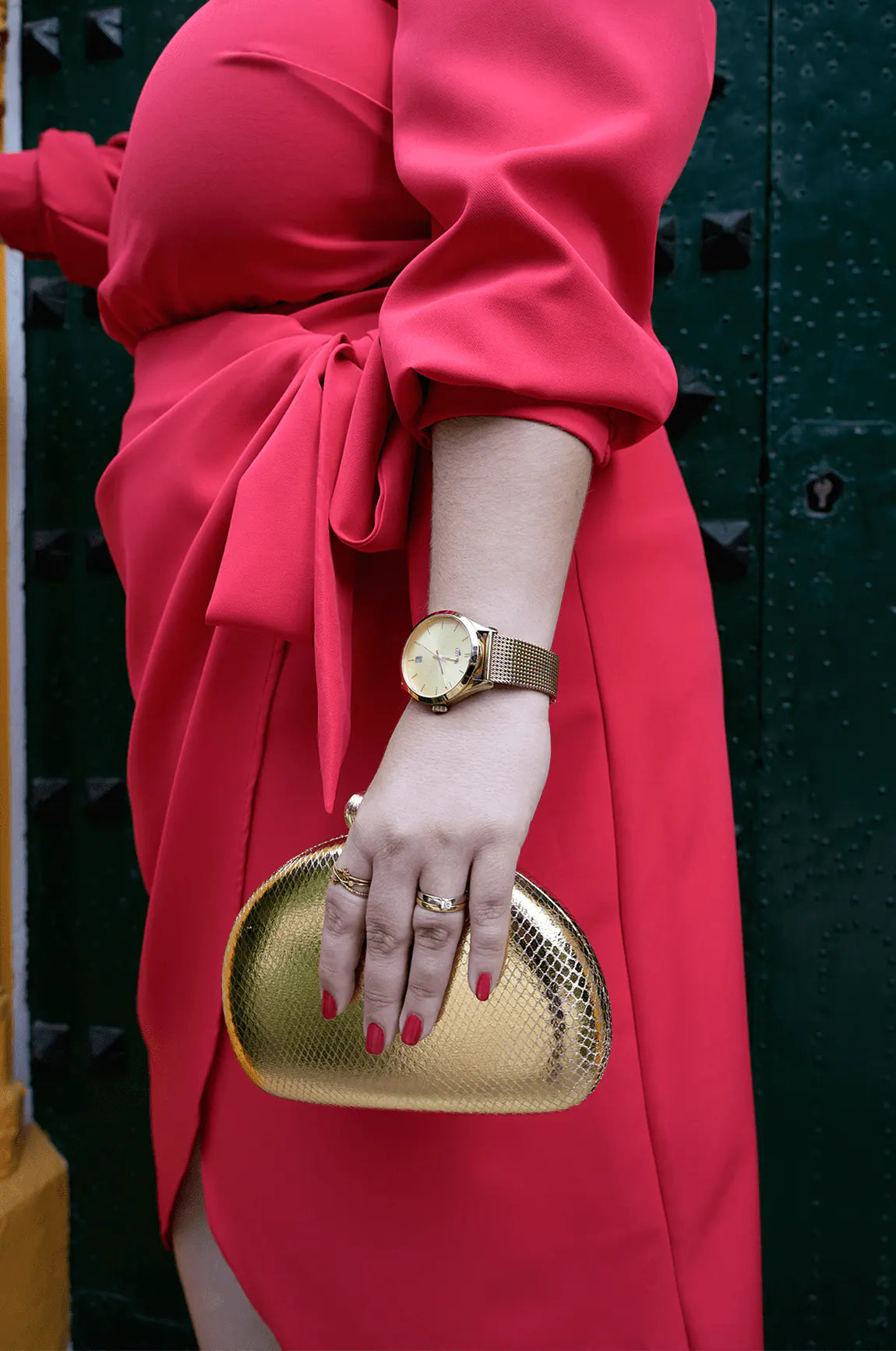 Vestido ceremonia de talla grande color crepe rojo con manga larga con terminación en puño ancho. Elegante y juvenil