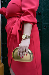 Vestido ceremonia de talla grande color crepe rojo con manga larga con terminación en puño ancho. Elegante y juvenil